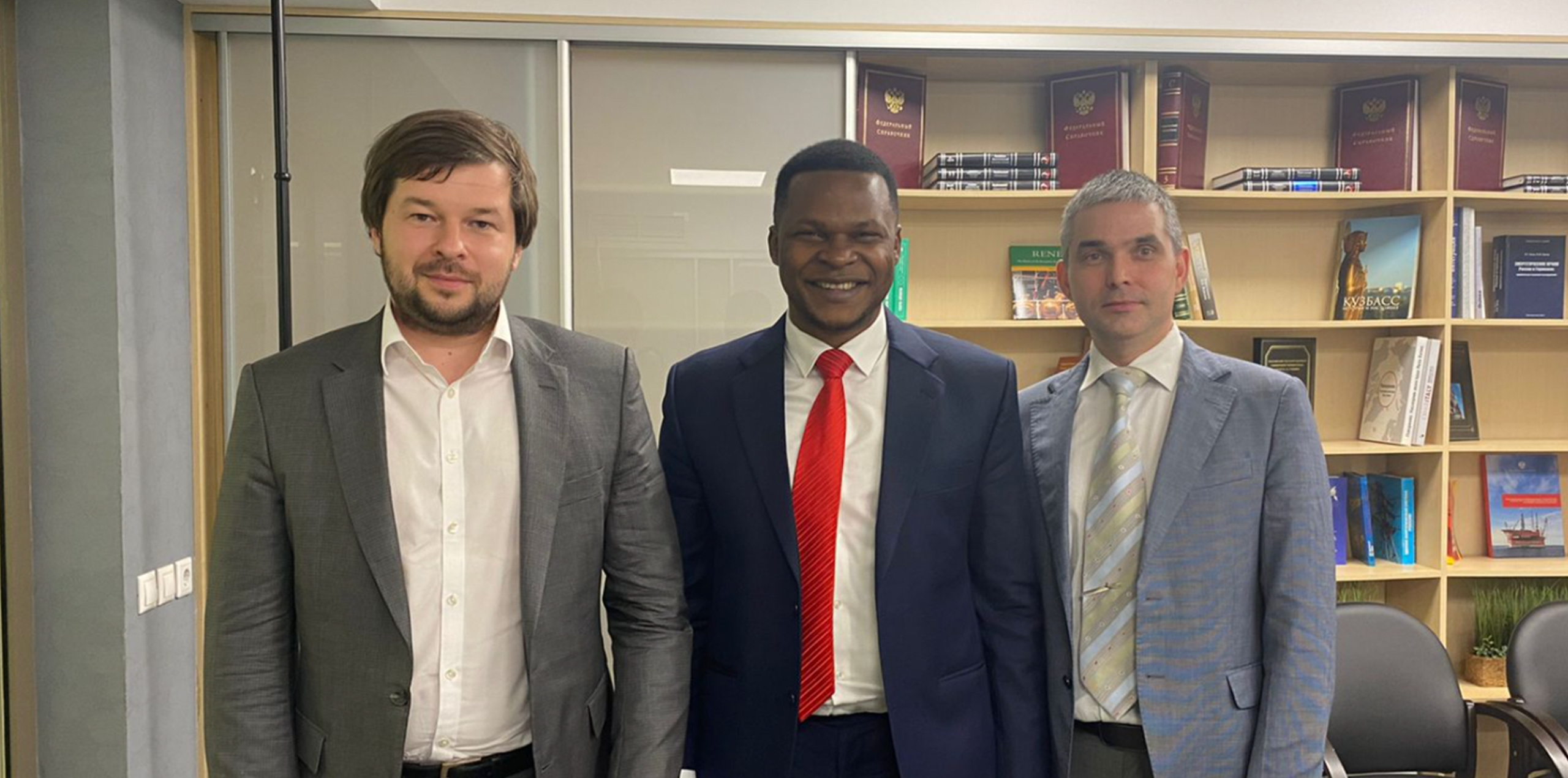 Le vice-ministre russe de l'&eacute;nergie discute du march&eacute; du p&eacute;trole et du gaz et de la transition &eacute;nerg&eacute;tique avec la Chambre africaine de l'&eacute;nergie